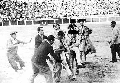 PHOTO: The death of Manolete